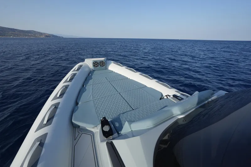 Slide: The Image of 2025 Ranieri Cayman 33 Executive boat on open sea. - 10
