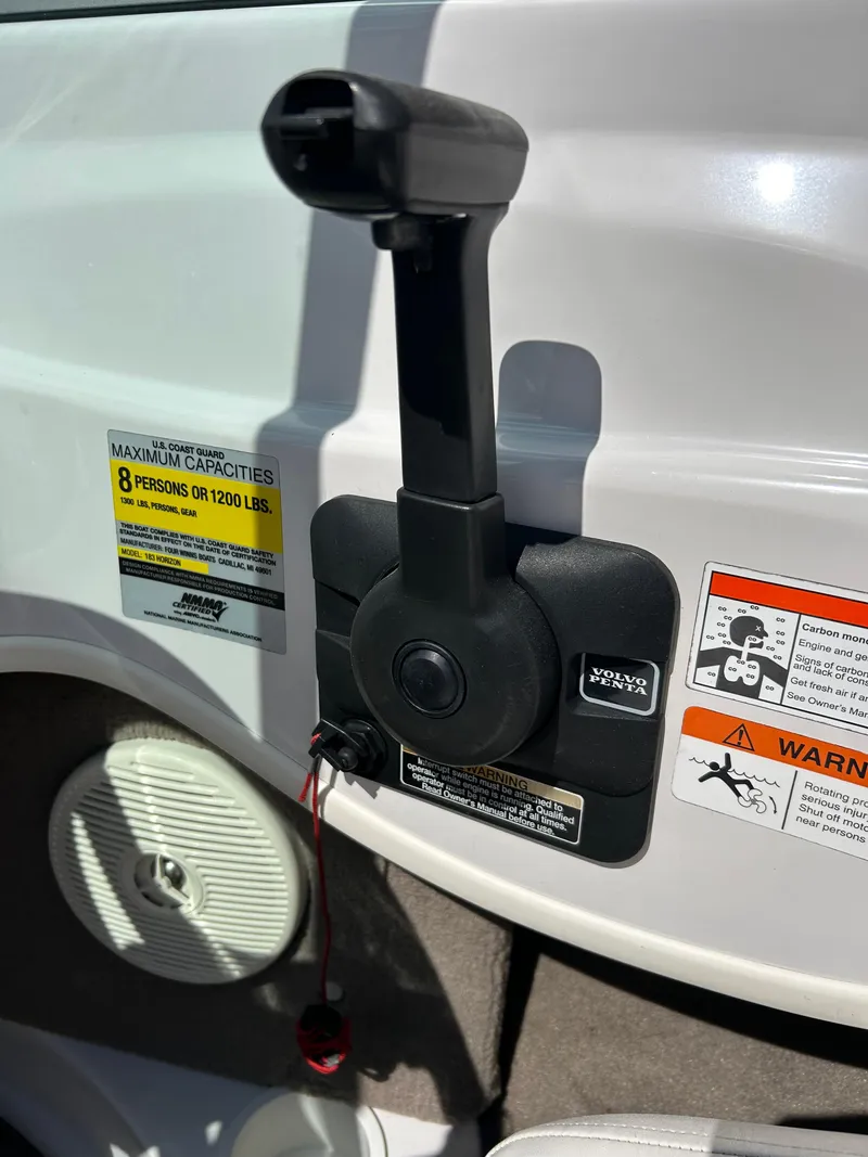 Slide: The Image of 2007 Four Winns 183 Horizon F&S boat throttle control with capacity warning labels. - 13
