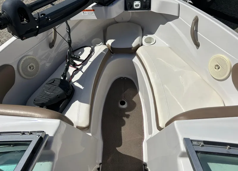 Slide: The Image of 2007 Four Winns 183 Horizon F&S boat interior with seating and speakers. - 17