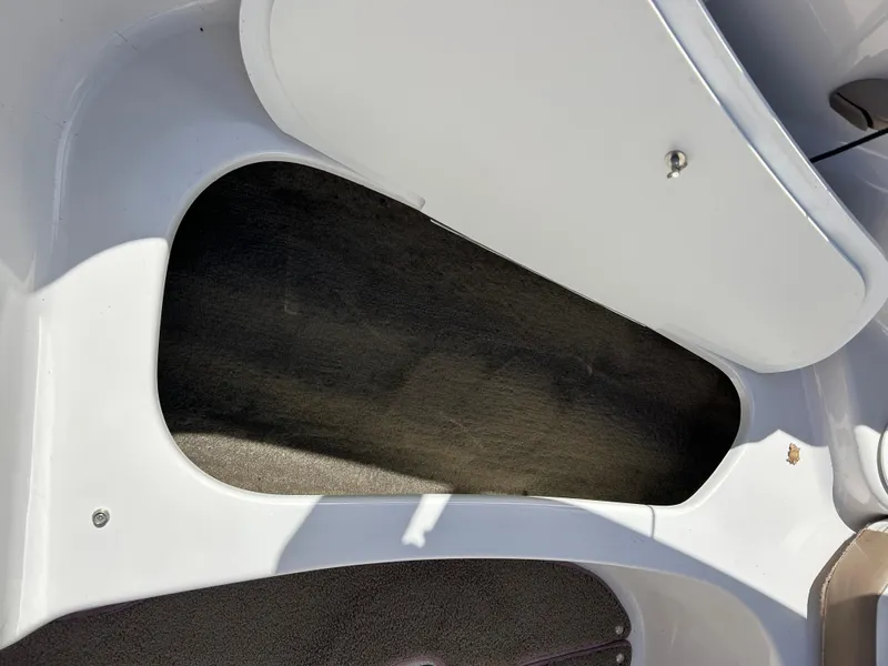 Slide: The Image of Storage compartment in a 2007 Four Winns 183 Horizon F&S boat. - 19