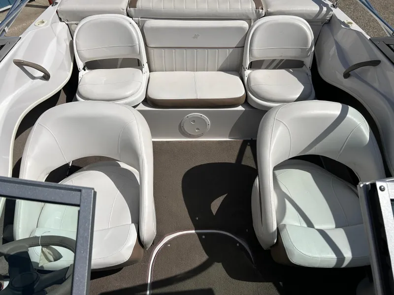 Slide: The Image of 2007 Four Winns 183 Horizon F&S boat interior with white seating arrangement. - 20