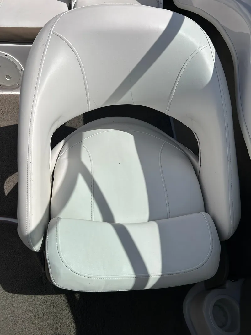 Slide: The Image of 2007 Four Winns 183 Horizon F&S boat seat, white upholstery, top view. - 21