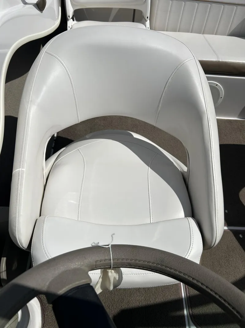 Slide: The Image of White captain's chair in 2007 Four Winns 183 Horizon F&S boat. - 22