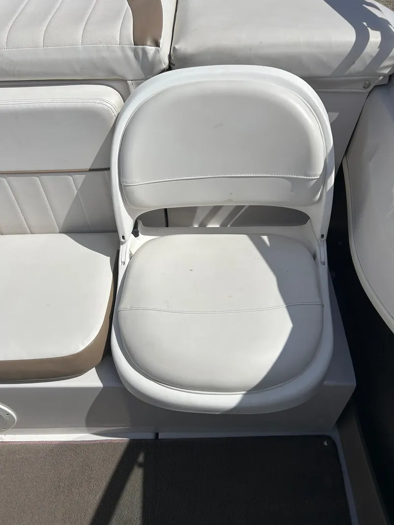 Slide: The Image of 2007 Four Winns 183 Horizon F&S boat seat, white upholstery, sunlight casting shadows. - 23