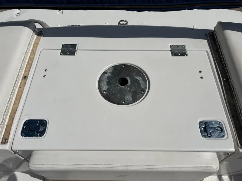 Slide: The Image of 2007 Four Winns 183 Horizon F&S boat deck with central mounting plate. - 27