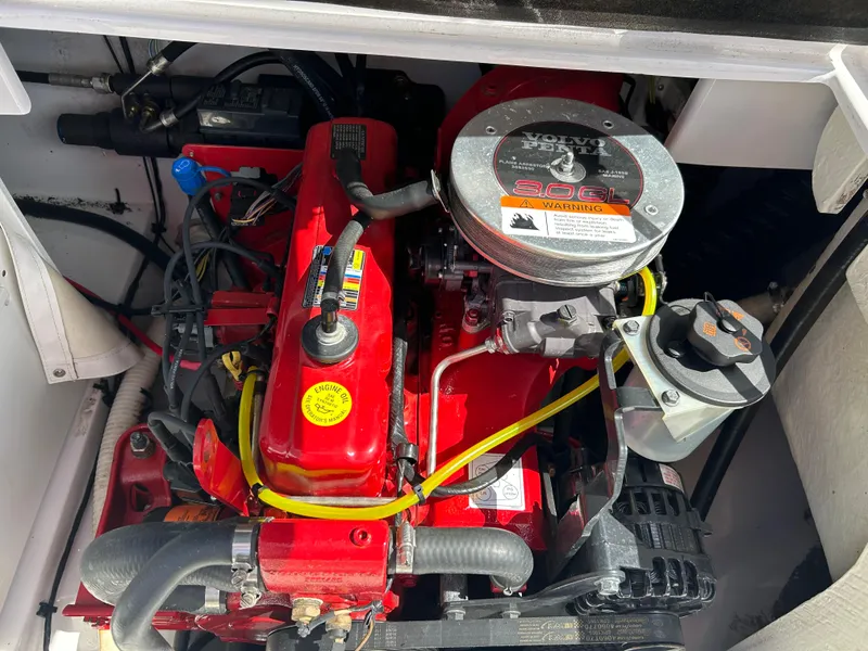 Slide: The Image of 2007 Four Winns 183 Horizon F&S boat engine, detailed view. - 28