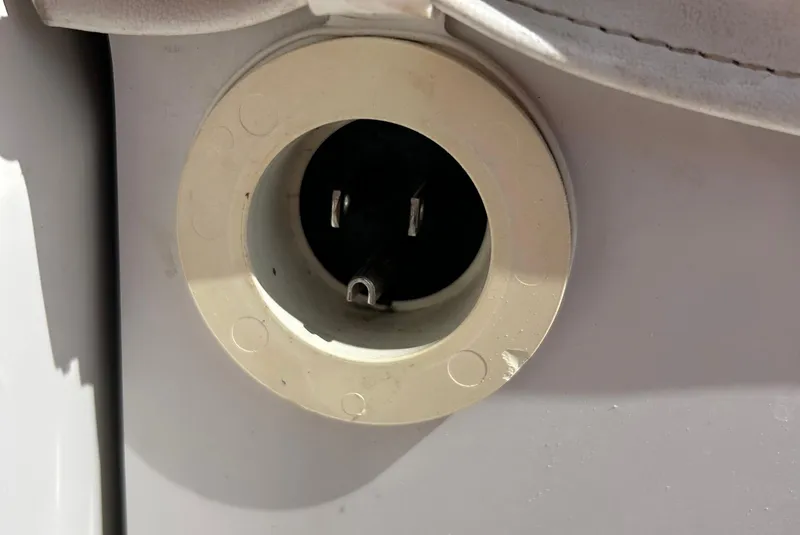 Slide: The Image of 2007 Four Winns 183 Horizon F&S boat power socket close-up. - 30