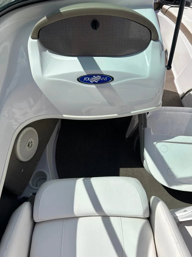 Slide: The Image of 2007 Four Winns 183 Horizon F&S boat interior with seating and speaker. - 31