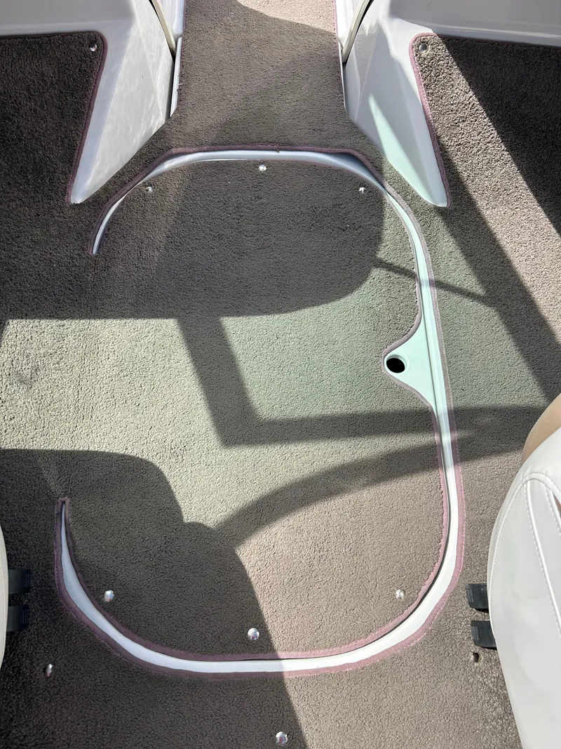 Slide: The Image of 2007 Four Winns 183 Horizon F&S boat interior with clean carpet flooring. - 34