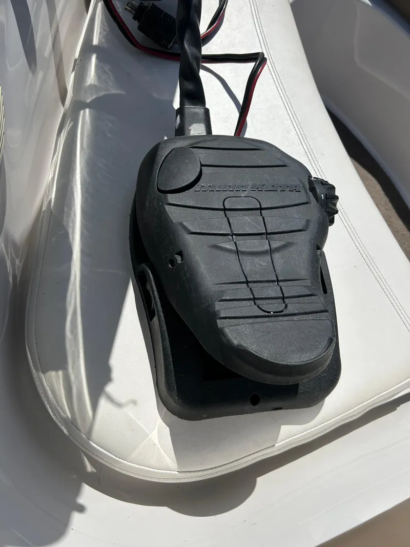 Slide: The Image of Boat foot pedal on white seat, Four Winns 183 Horizon F&S, 2007 model. - 7
