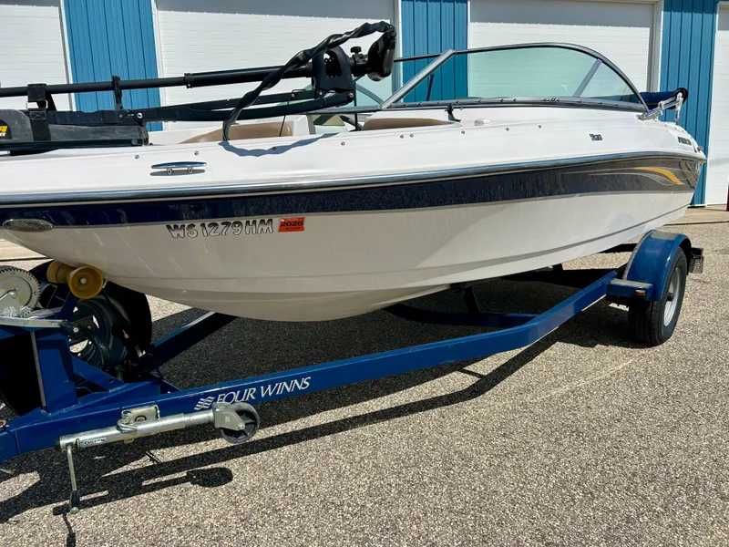 Slide: The Image of White seat on 2007 Four Winns 183 Horizon F&S boat, featuring cushioned design. - 9