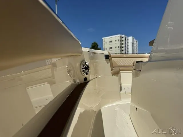 Slide: The Image of Scout 330 LXF 2022 - 52