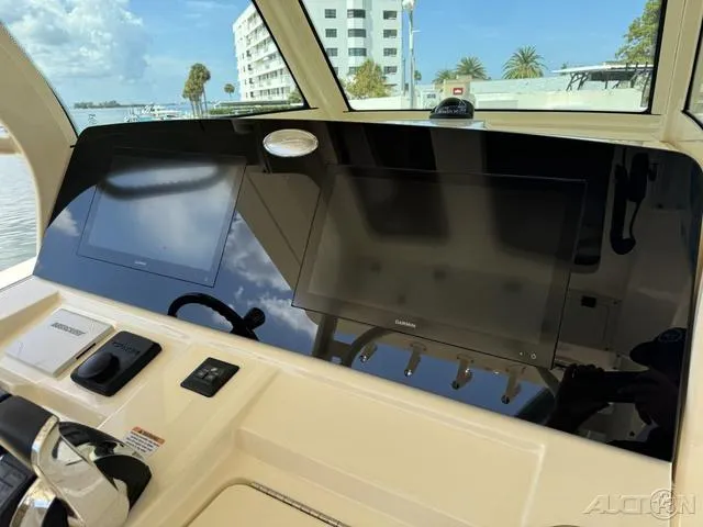 Slide: The Image of Scout 330 LXF 2022 - 90