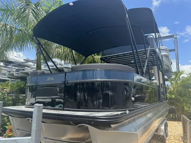 Slide: The Image of 2024 Avalon Catalina Entertainer Funship 27 FT pontoon boat with canopy. - 5
