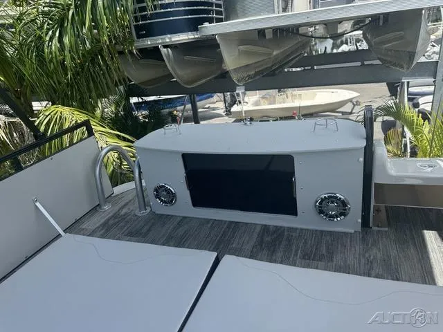 Slide: The Image of Avalon Catalina Entertainer Funship 27 FT 2025 - 61