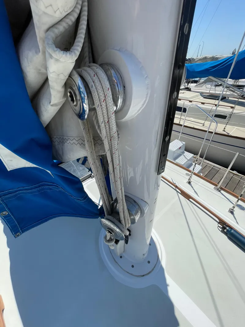 Slide: The Image of 1978 CAL 2-39 sailboat mast with rigging and blue sail cover in marina. - 31