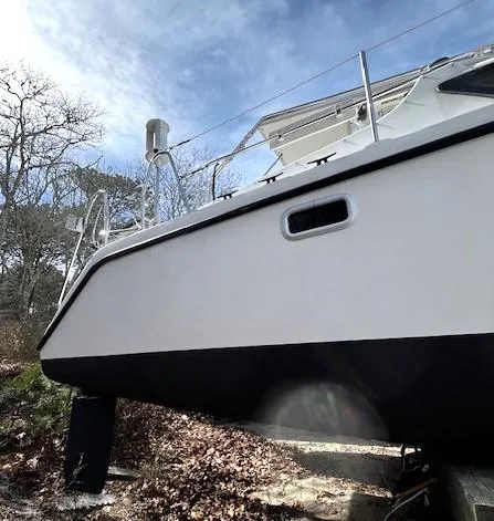 Slide: The Image of 2010 Gemini 105Mc catamaran on land, under a clear blue sky. - 18