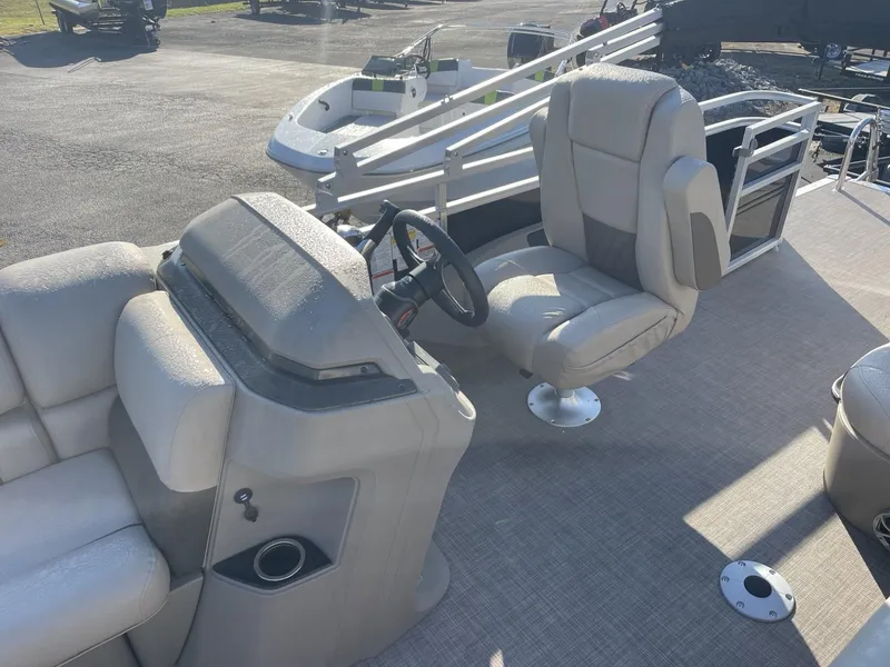 Slide: The Image of 2024 Sun Tracker Sportfish 24 XP3 boat interior with helm and seating. - 10