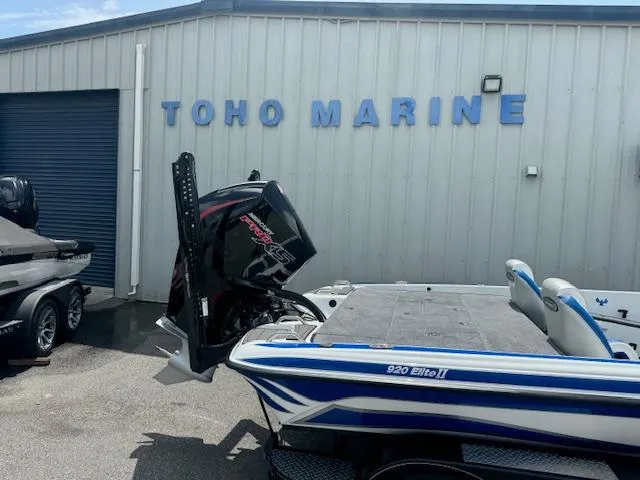 Slide: The Image of 2025 Phoenix 920 Elite 2 boat at Toho Marine dealership. - 9