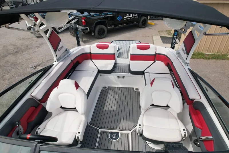 Slide: The Image of Chaparral 2430 VRX Surf 2019 - 8