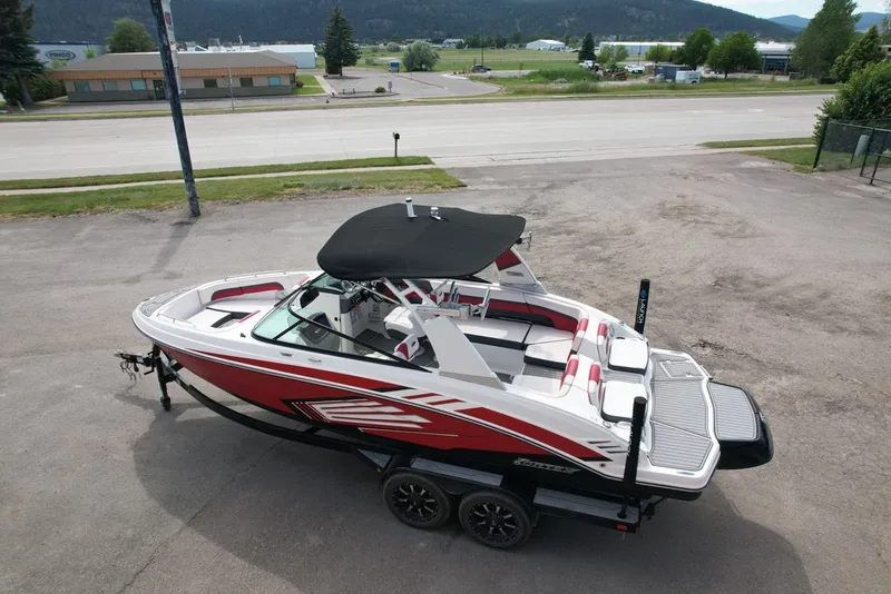 Slide: The Image of Chaparral 2430 VRX Surf 2019 - 10