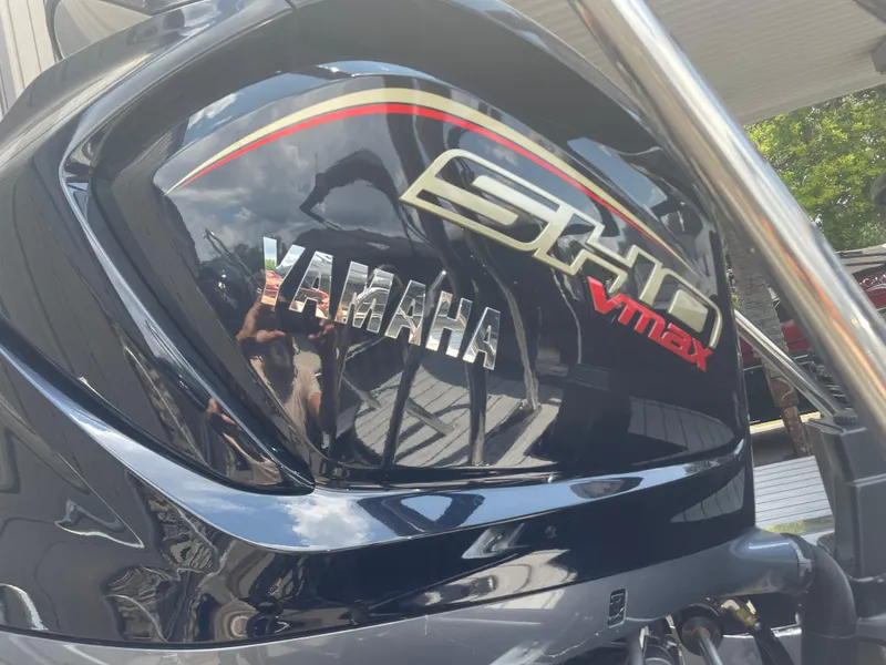 Slide: The Image of Close-up of Yamaha SHO VMAX engine on 2024 SunCatcher Select 324RC boat. - 14