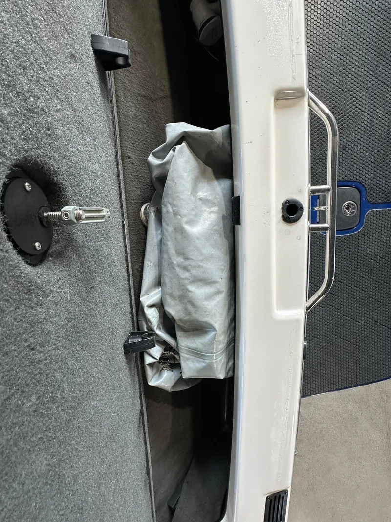 Slide: The Image of 2003 Malibu Wakesetter 23 XTi interior storage compartment. - 13