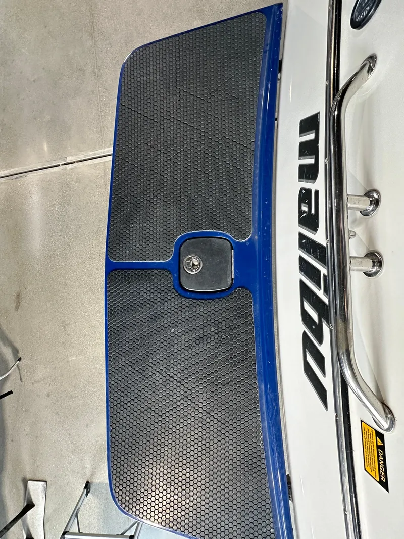 Slide: The Image of 2003 Malibu Wakesetter 23 XTi swim platform with non-slip surface. - 15