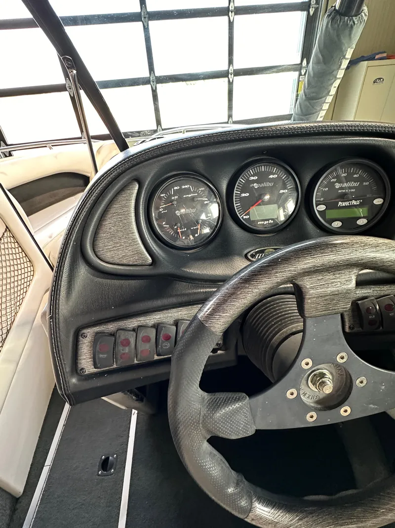 Slide: The Image of 2003 Malibu Wakesetter 23 XTi dashboard and steering wheel. - 3