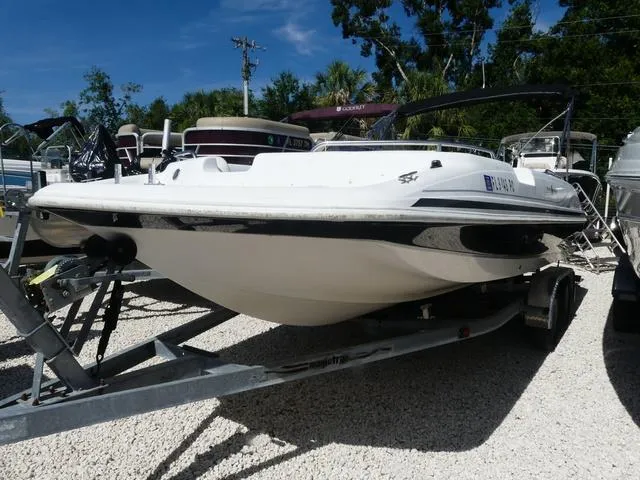 The Image of Hurricane SunDeck Sport 201 OB 2011 - 1