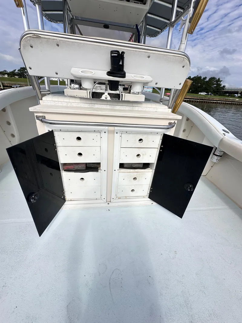 Slide: The Image of 1988 Ocean Master 31 Center Console boat with open storage compartments. - 26
