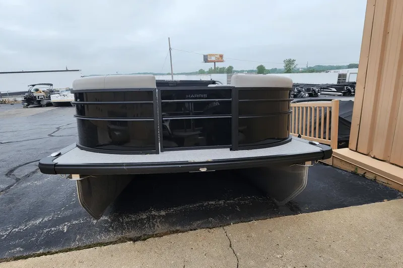 Slide: The Image of Harris 230 CRUISER 2025 - 1