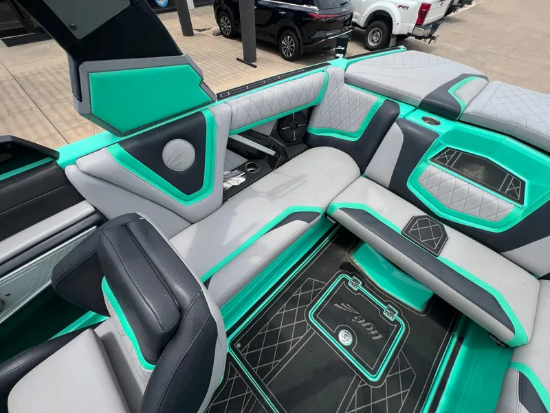 Slide: The Image of Tigé 21ZX 2020 - 13