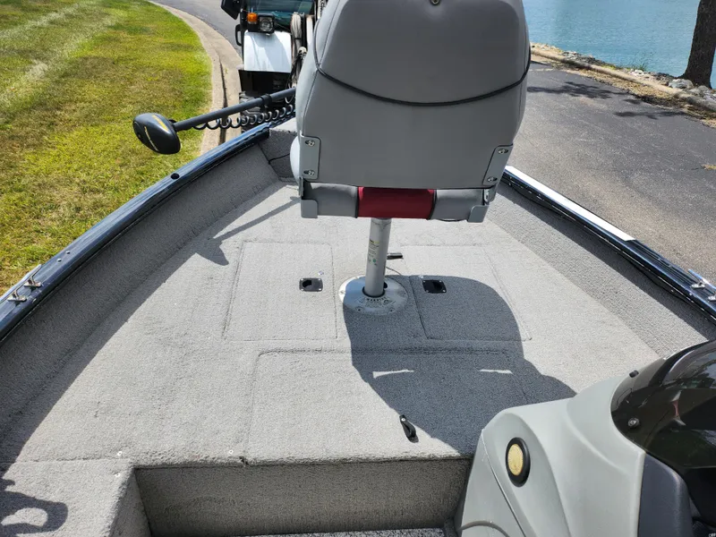Slide: The Image of 2013 Tracker Super Guide V-16 SC fishing boat with swivel seat and trolling motor. - 14