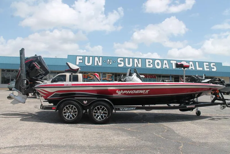 Slide: The Image of 2025 Phoenix 921 ELITE boat at Fun-N-Sun Boat Sales dealership. - 1