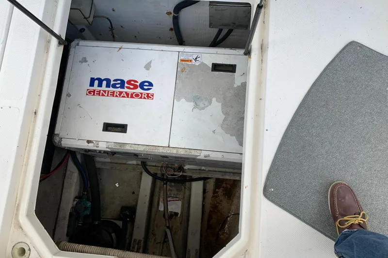 Slide: The Image of Bayliner 5788 Pilot House Motoryacht 1999 - 54