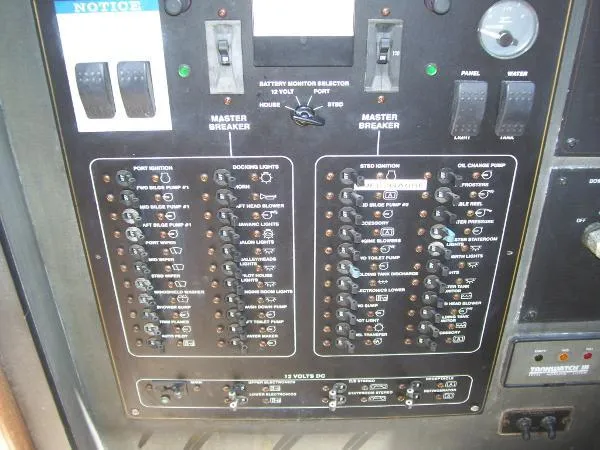 Slide: The Image of Bayliner 5788 Pilot House Motoryacht 1999 - 55