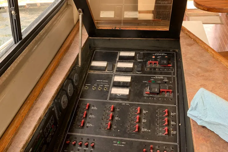 Slide: The Image of Bayliner 5788 Pilot House Motoryacht 1999 - 56