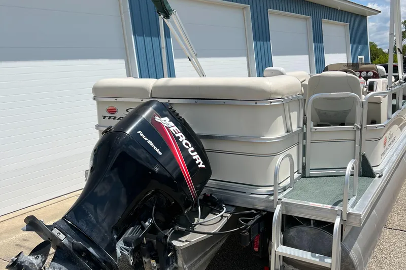 Slide: The Image of 2006 Sun Tracker PB 24 pontoon boat with Mercury outboard motor. - 28