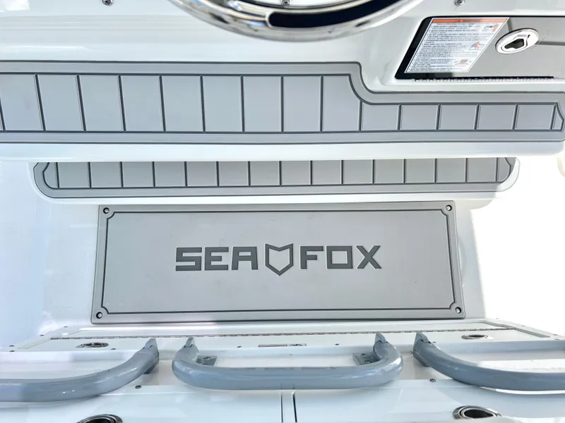 Slide: The Image of Sea Fox 328 Commander 2025 - 52