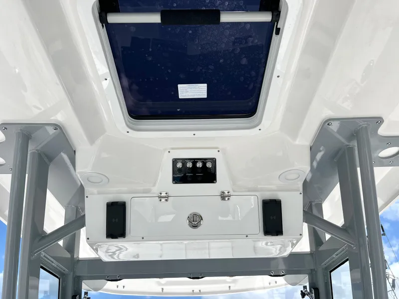 Slide: The Image of Sea Fox 328 Commander 2025 - 53