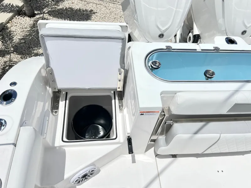 Slide: The Image of Sea Fox 328 Commander 2025 - 65