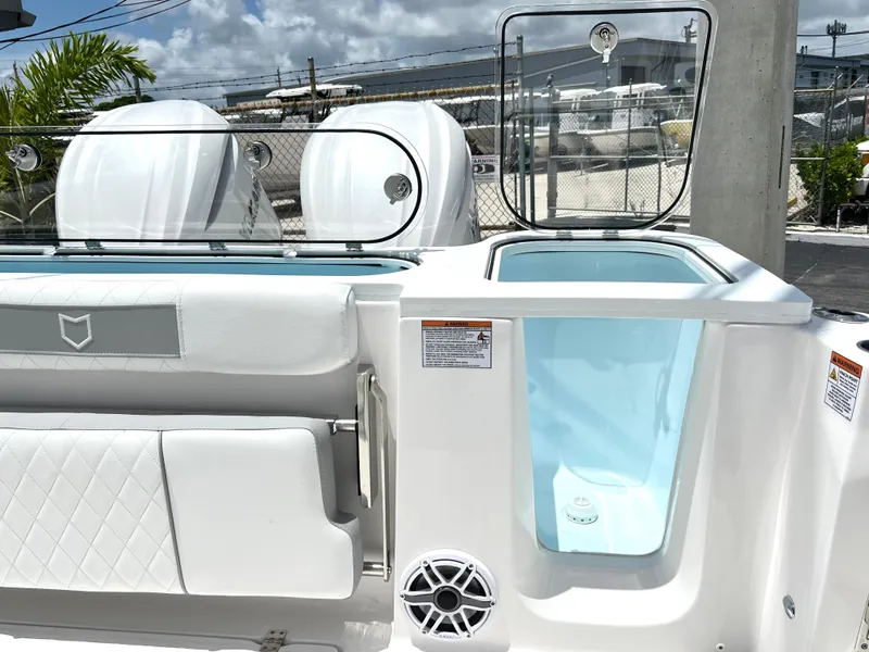 Slide: The Image of Sea Fox 328 Commander 2025 - 68