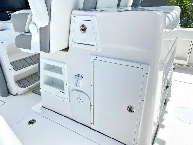 Slide: The Image of Sea Fox 328 Commander 2025 - 70