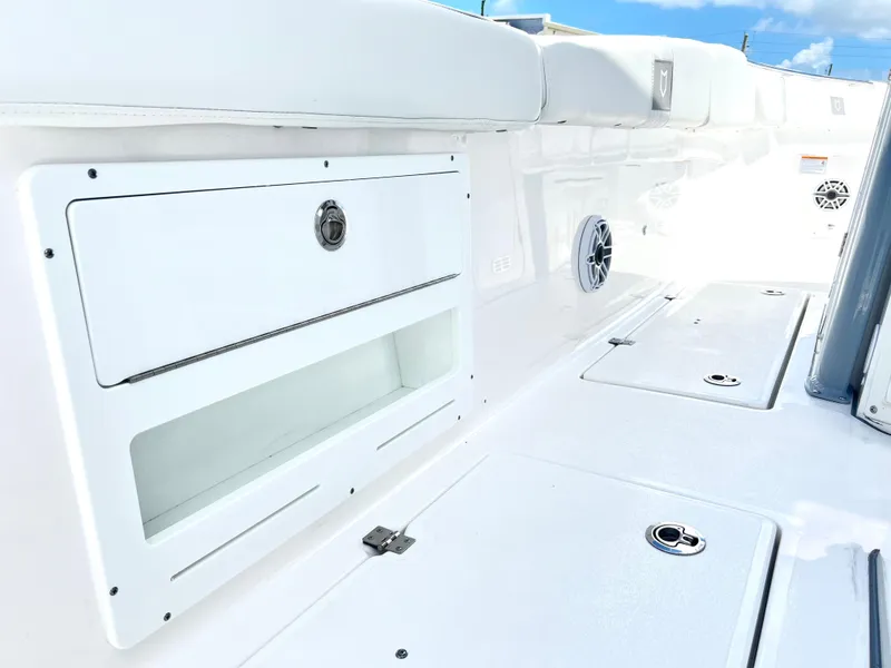 Slide: The Image of Sea Fox 328 Commander 2025 - 73