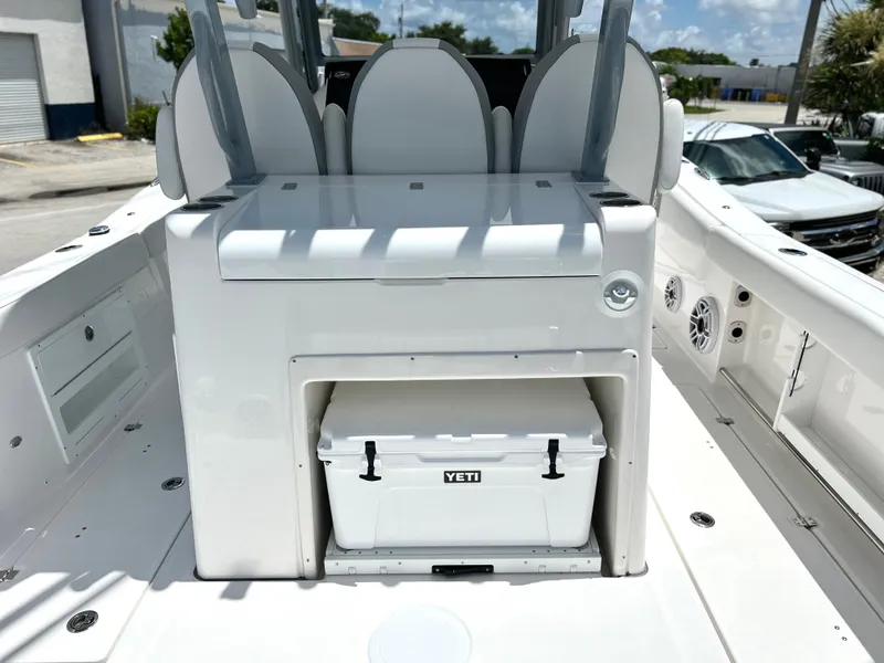 Slide: The Image of Sea Fox 328 Commander 2025 - 75