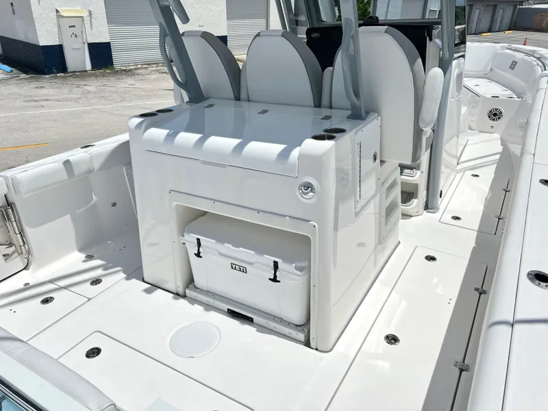 Slide: The Image of Sea Fox 328 Commander 2025 - 76