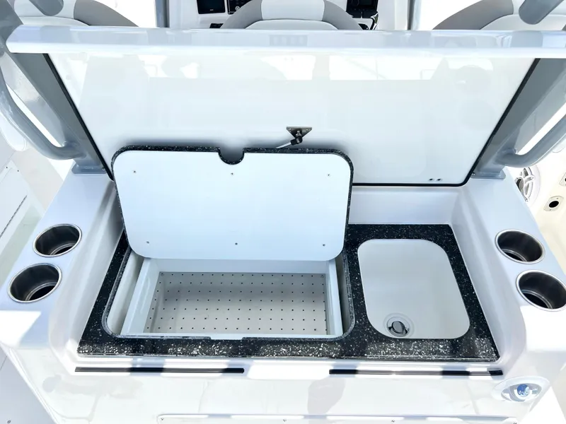 Slide: The Image of Sea Fox 328 Commander 2025 - 78