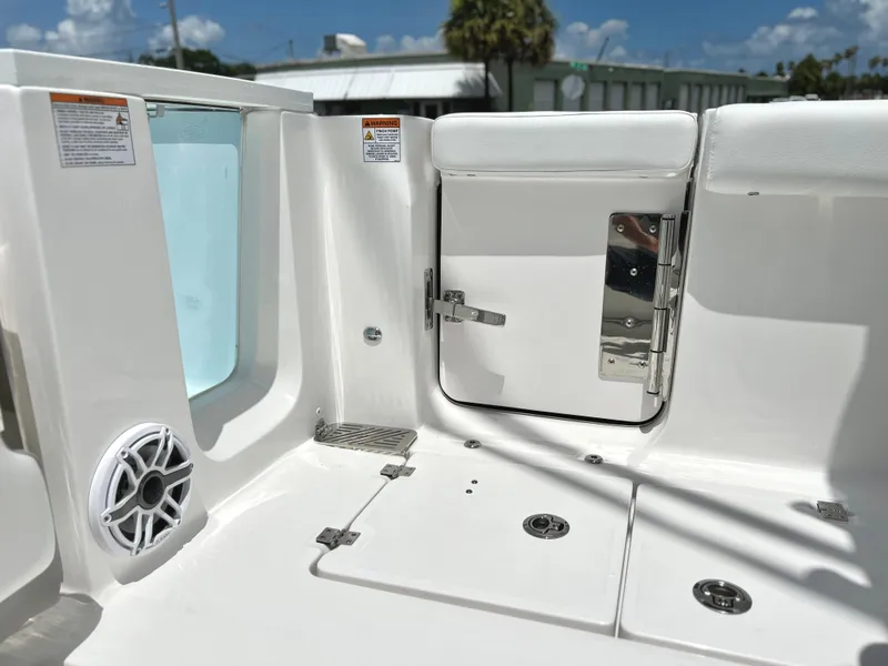 Slide: The Image of Sea Fox 328 Commander 2025 - 81