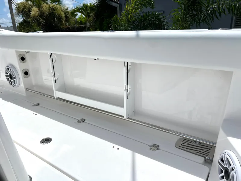 Slide: The Image of Sea Fox 328 Commander 2025 - 82